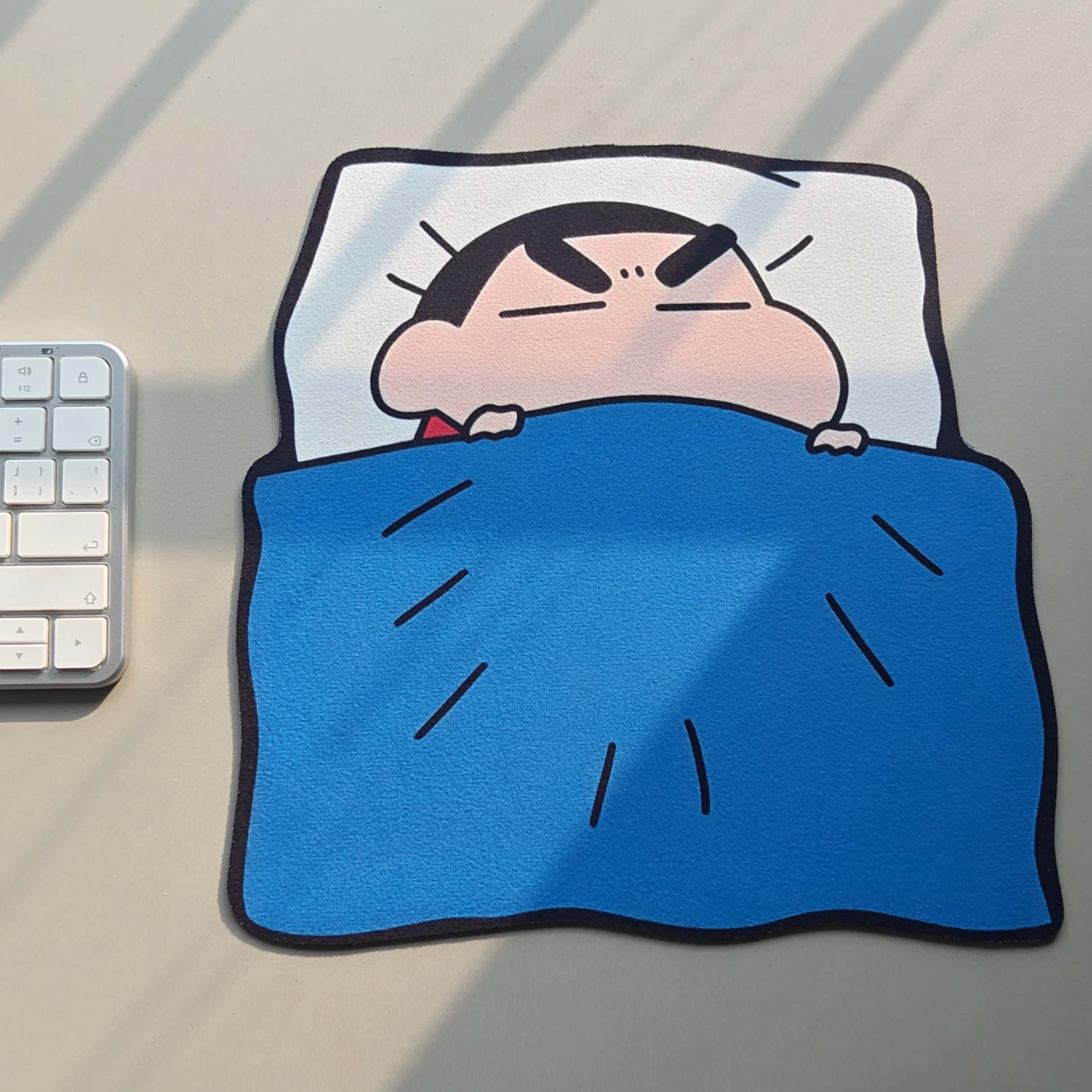 Desk Setup Cute - แผ่นรองเมาส์ลายชินจังน่ารัก, ฐานยางกันลื่น, พื้นผิวผ้านุ่ม, แผ่นรองโต๊ะอนิเมะสำหรับสำนักงาน/บ้าน/คอมพิวเตอร์